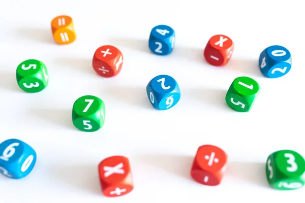 Beyaz arkaplanda numaraları olan oyuncak küpleri 