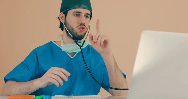Mužský Lékař Stetoskopem Sedí Stolu Laptopem — Stock fotografie