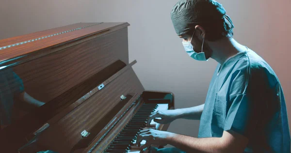 Dokter Dalam Seragam Dan Dalam Topeng Bermain Piano — Stok Foto