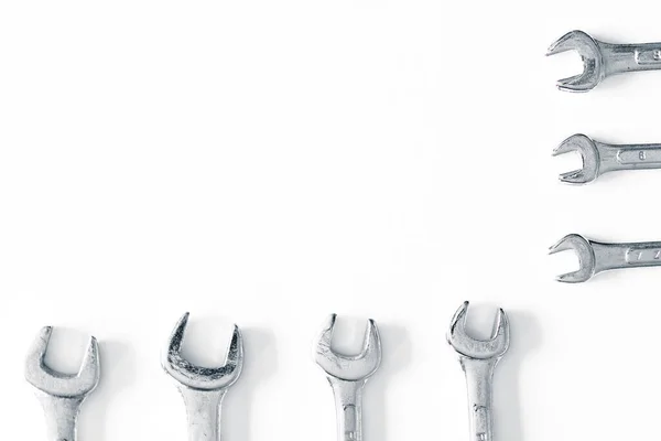 Tornavida ve ingiliz anahtarı olan ev işçisi kavramı, beyaz arkaplan.