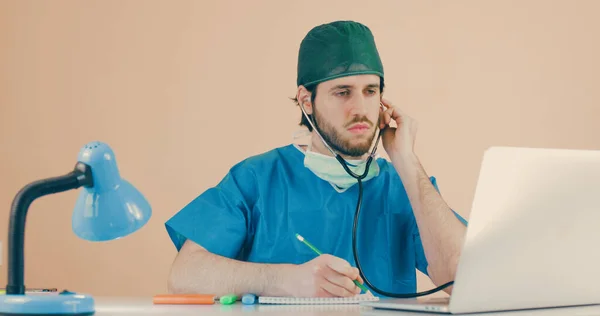 Médico Masculino Com Estetoscópio Sentado Mesa Com Laptop — Fotografia de Stock