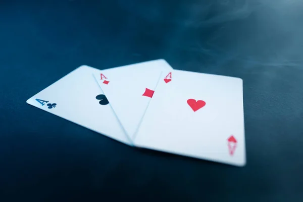 Jugar Las Cartas Juego Casino Fondo Azul — Foto de Stock
