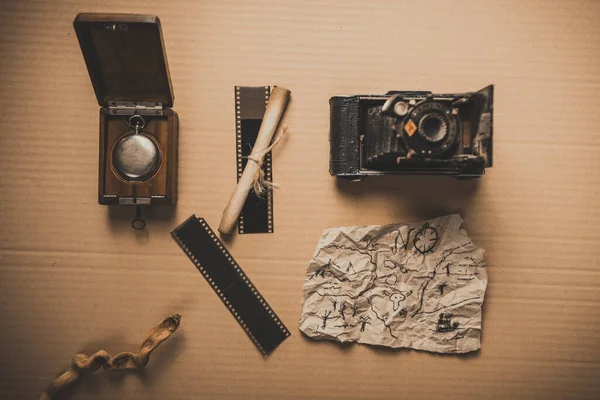 フィルムや宝の地図 古代の旅のコンセプトの出発とヴィンテージカメラ — ストック写真