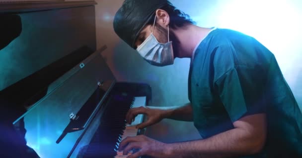 Lékař Uniformě Masce Hrající Klavír — Stock video
