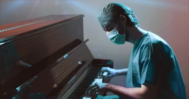 Arzt Uniform Und Maske Beim Klavierspielen — Stockvideo