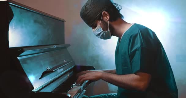 Médico Uniforme Máscara Tocando Piano — Vídeo de Stock