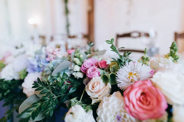 Dekorasi meja di restoran pada upacara pernikahan — Stok Foto