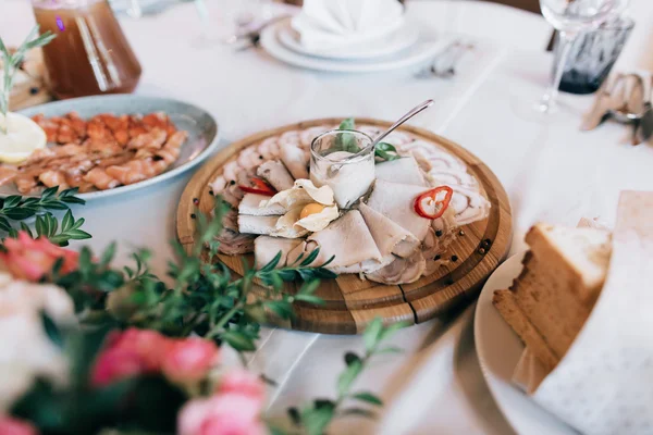 Serviço de mesa de catering conjunto com alimentos e bebidas — Fotografia de Stock