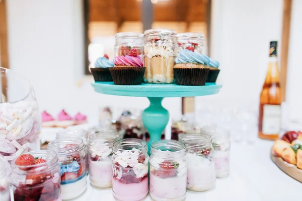 Смачні весільні цукерки бар — стокове фото