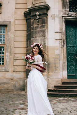 Çelenk düğün buket ile gelini