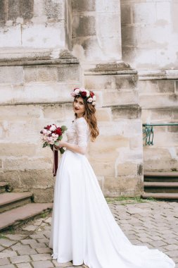 Çelenk düğün buket ile gelini