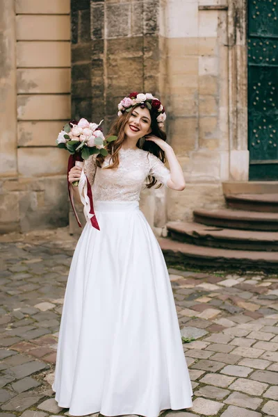 Mariée en couronne avec bouquet de mariage — Photo