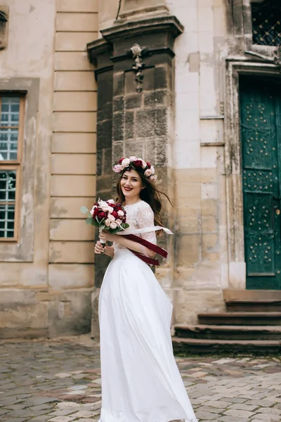 Çelenk düğün buket ile gelini