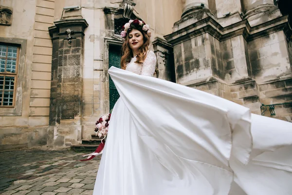 花嫁の白いドレスと花の花輪 — ストック写真