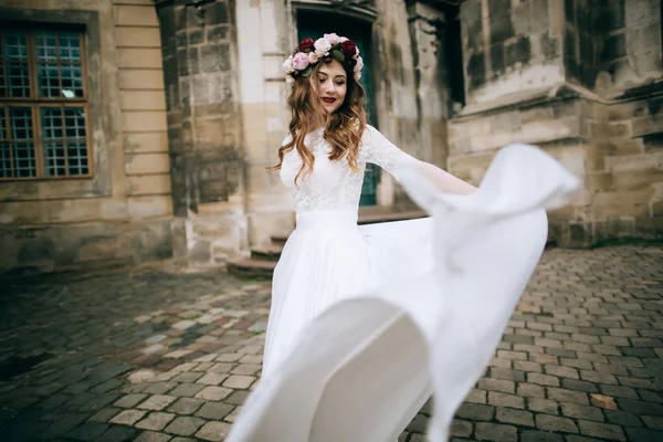 Noiva em vestido branco e coroa de flores — Fotografia de Stock