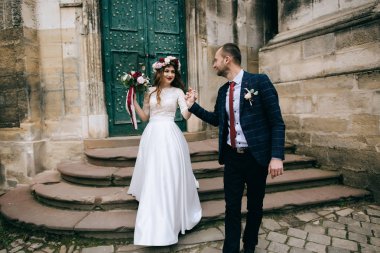 Gelin ve damat el ele tutuşuyorlar.