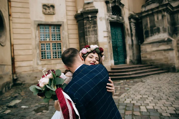 Nevěsta a ženich objímající — Stock fotografie