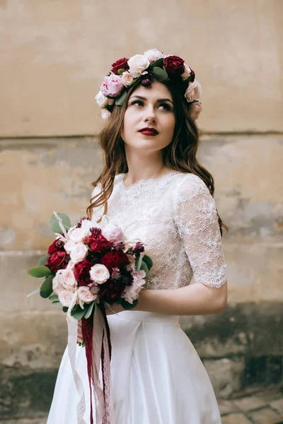 Braut im Kranz mit Brautstrauß — Stockfoto