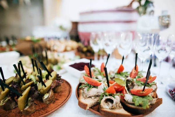 Mesa buffet con alcohol y snacks — Foto de Stock