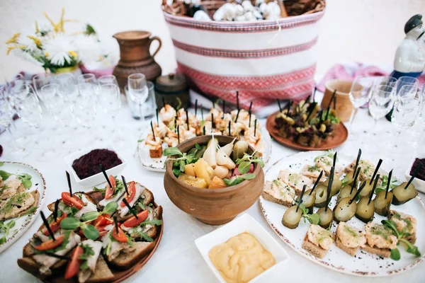 Mesa buffet con alcohol y snacks — Foto de Stock