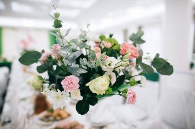 alkol ve atıştırmalıkların bulunduğu tablo açık büfe 