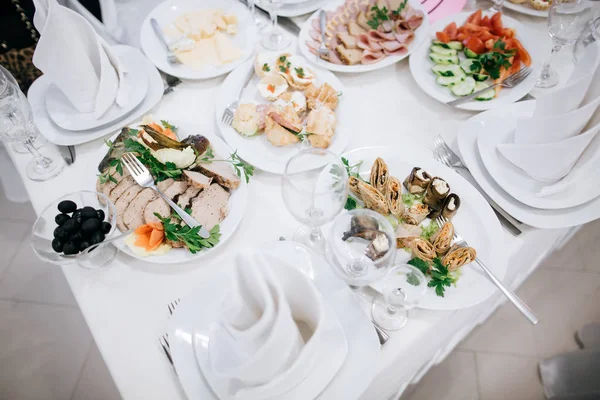 Ontbijtbuffet tabel op huwelijksfeest — Stockfoto