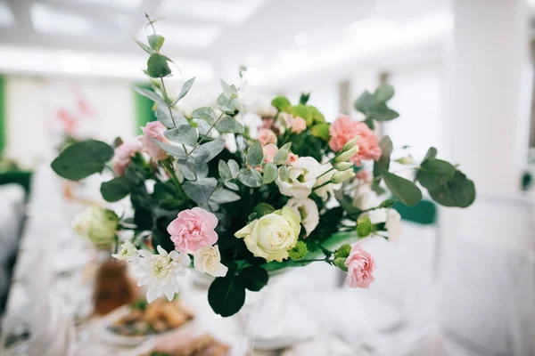 alkol ve atıştırmalıkların bulunduğu tablo açık büfe 