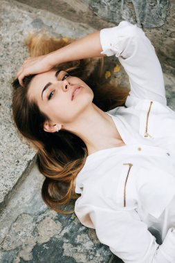 güzel genç kız açık havada