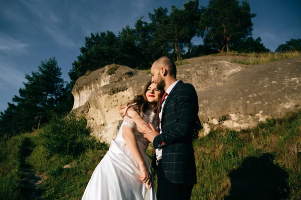 Sensuella bruden och brudgummen på bröllopsdagen — Stockfoto
