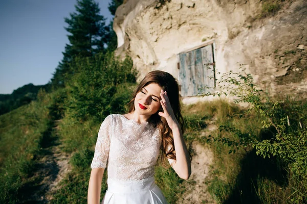 Noiva andando nas montanhas — Fotografia de Stock