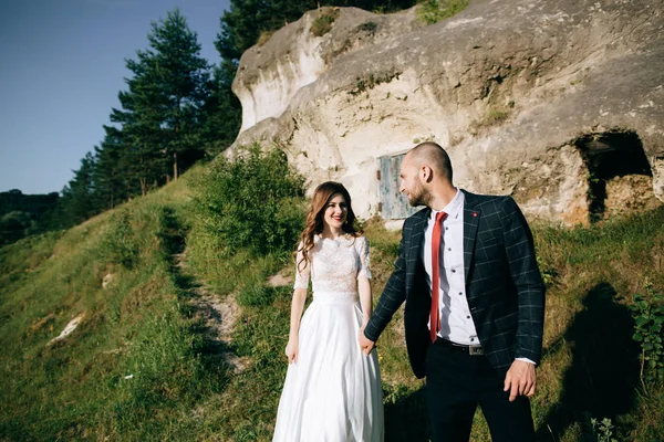 Şehvetli gelin ve damat, düğün günü — Stok fotoğraf