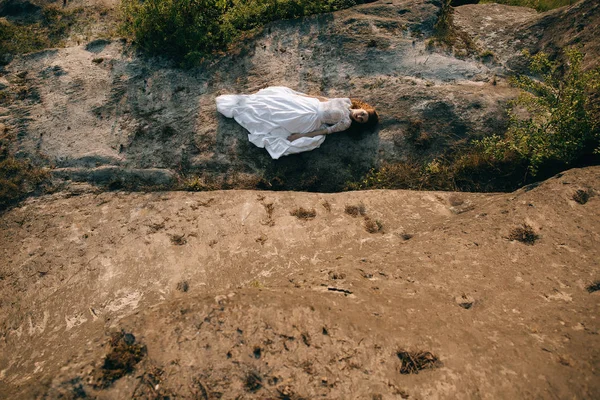 Bride laying on the mountain — Stock Photo, Image