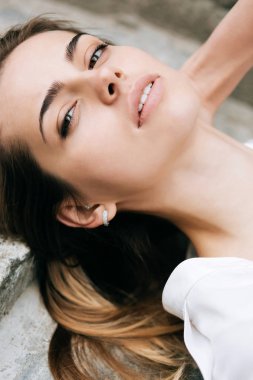 güzel genç kız açık havada