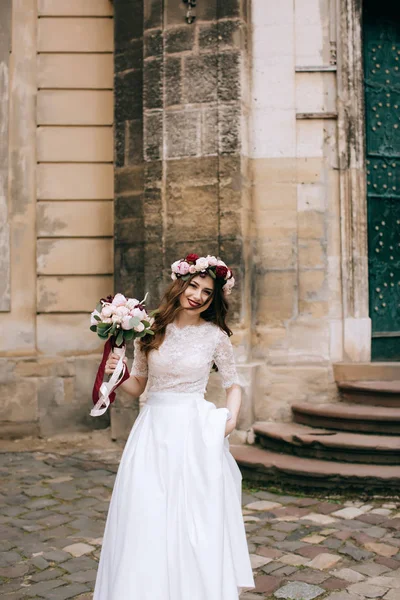 Noiva em passos de igreja na cidade velha — Fotografia de Stock