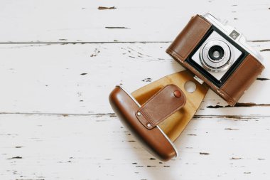 Beyaz arkaplanda eski retro kamera