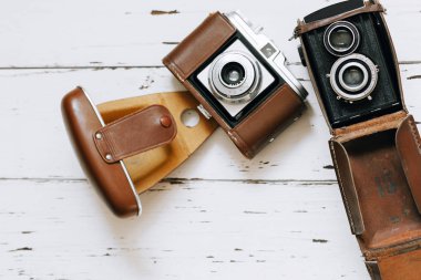 Beyaz arka plan üzerinde eski retro kameralar