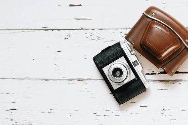 Beyaz arkaplanda eski retro kamera