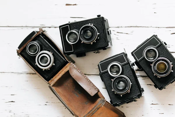 Câmeras retro antigas em fundo branco — Fotografia de Stock