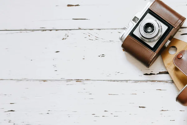 Vecchia fotocamera retrò su sfondo bianco — Foto Stock