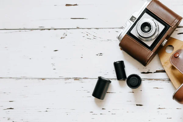 Câmera retro velha no fundo branco — Fotografia de Stock