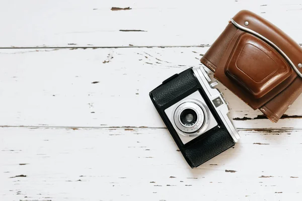 Câmera retro velha no fundo branco — Fotografia de Stock