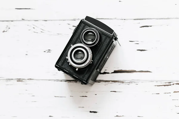 Vecchia fotocamera retrò su sfondo bianco — Foto Stock