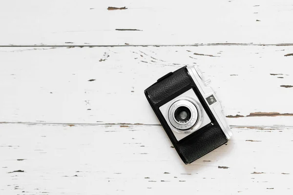 Câmera retro velha no fundo branco — Fotografia de Stock