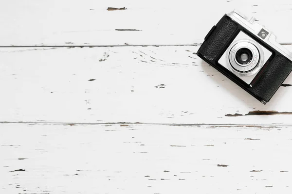 Vecchia fotocamera retrò su sfondo bianco — Foto Stock