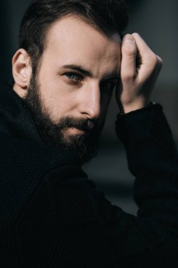 Genç öpebileceğinize sakallı adam