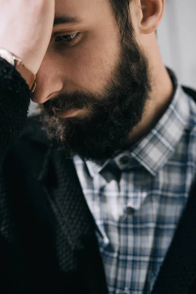 Молодой брюнетка бородатый мужчина — стоковое фото