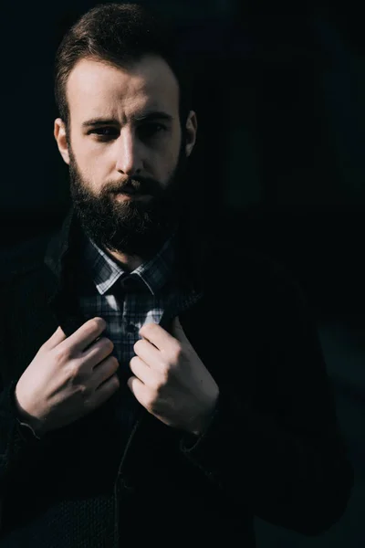 Молодий брюнетка бородатий чоловік — стокове фото