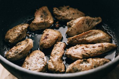 kızarmış tavuk göğsü