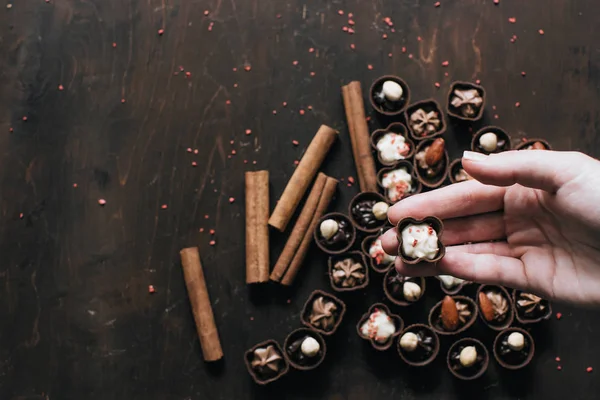Coklat permen di tangan wanita — Stok Foto