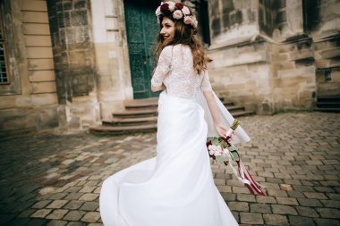 Çelenk düğün buket ile gelini